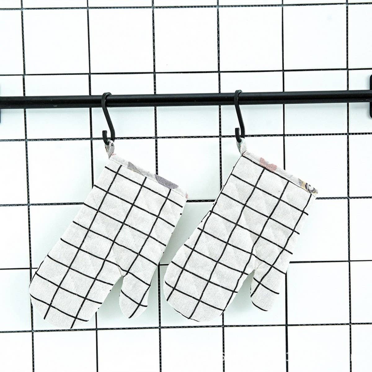 A PAIR OF HEAT RESISTANT BAKING GLOVES_CWMM1452