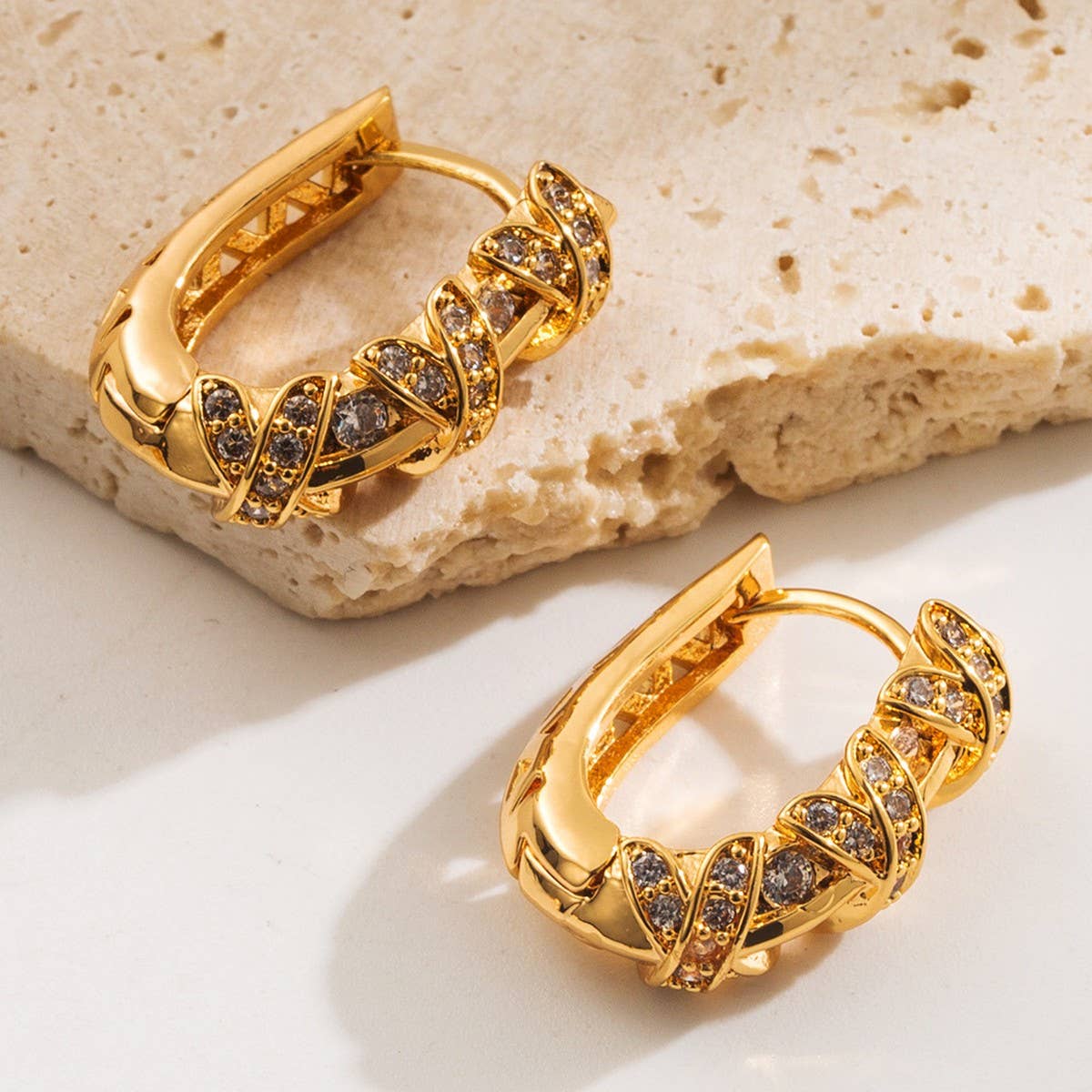 MINIMALIST GOLD PLATED HOOP EARRINGS FOR WOMEN_CWMM8530