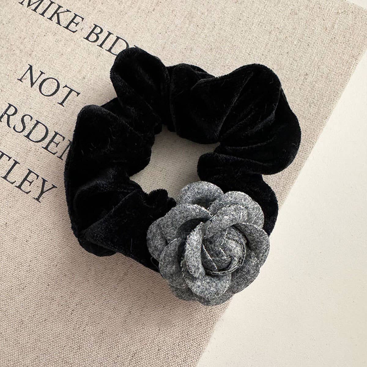 COOL GRAY CAMELLIA HAIRPIN HEADBAND_CWAHA4670