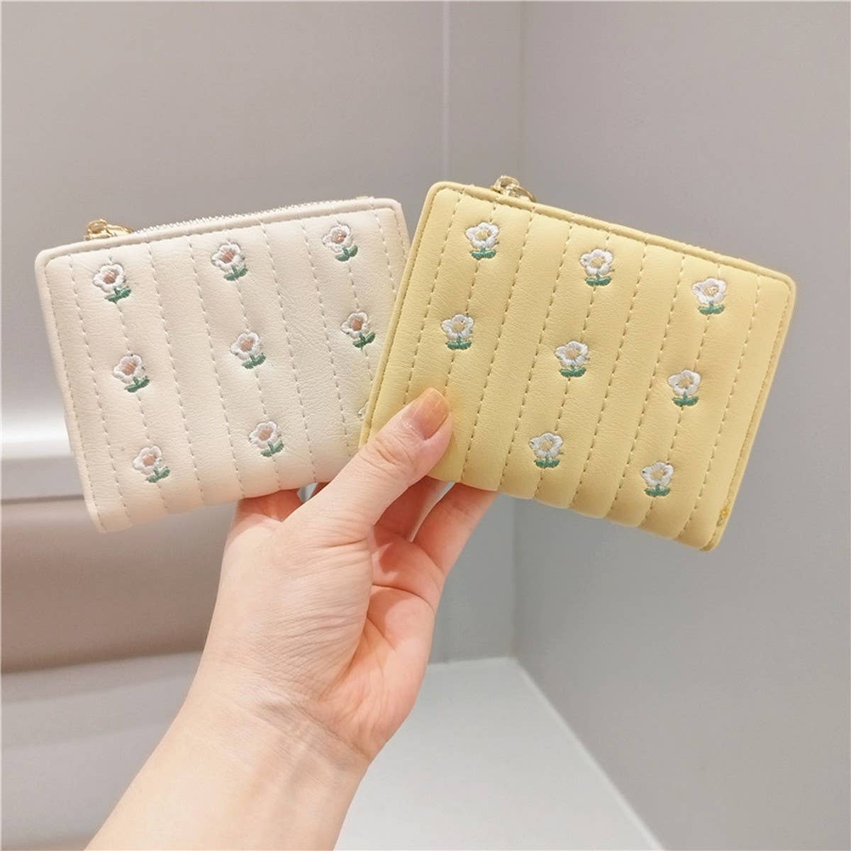 Cute Embroidered 2-Fold Wallet For Women_Cwab06256