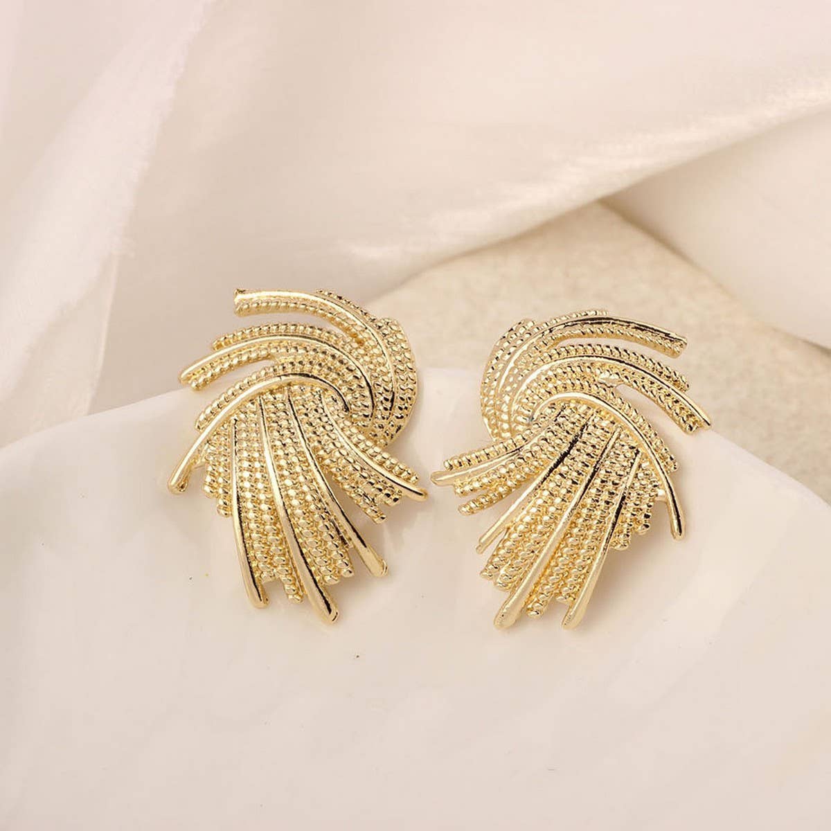 NEW SIMPLE HOLLOW FLOWER ENAMEL EARRINGS_CWAJE3991