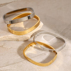 STAINLESS STEEL CURVED CLASP BANGLE SLEEK STYLE_CWAJE4661