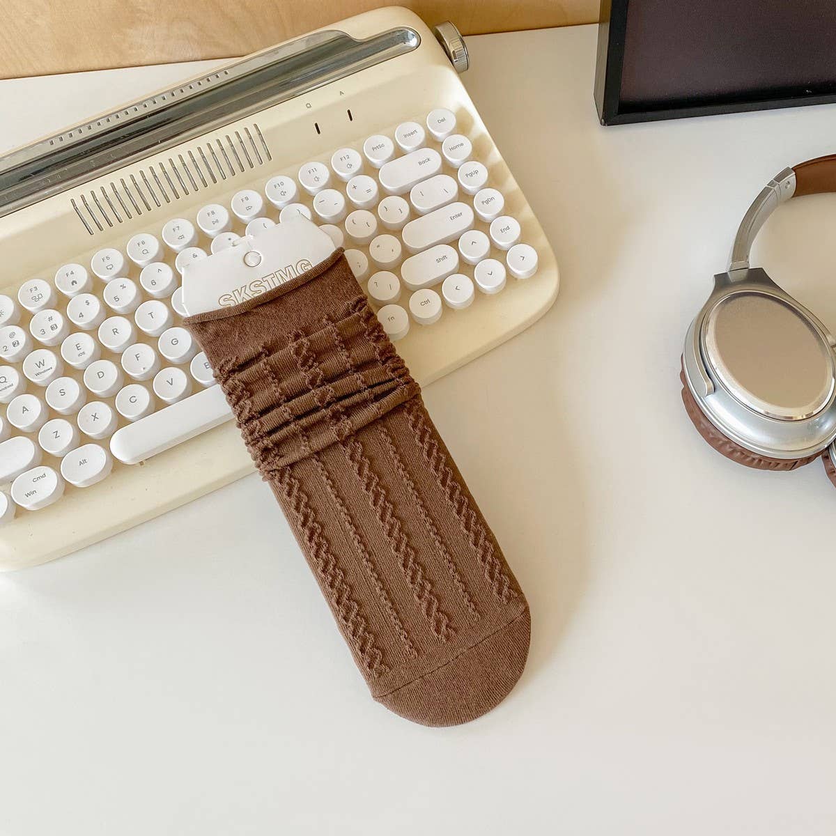 MIDDLE TUBE STRAIGHT SOCKS WITH CURLED EDGES_CWMS0899