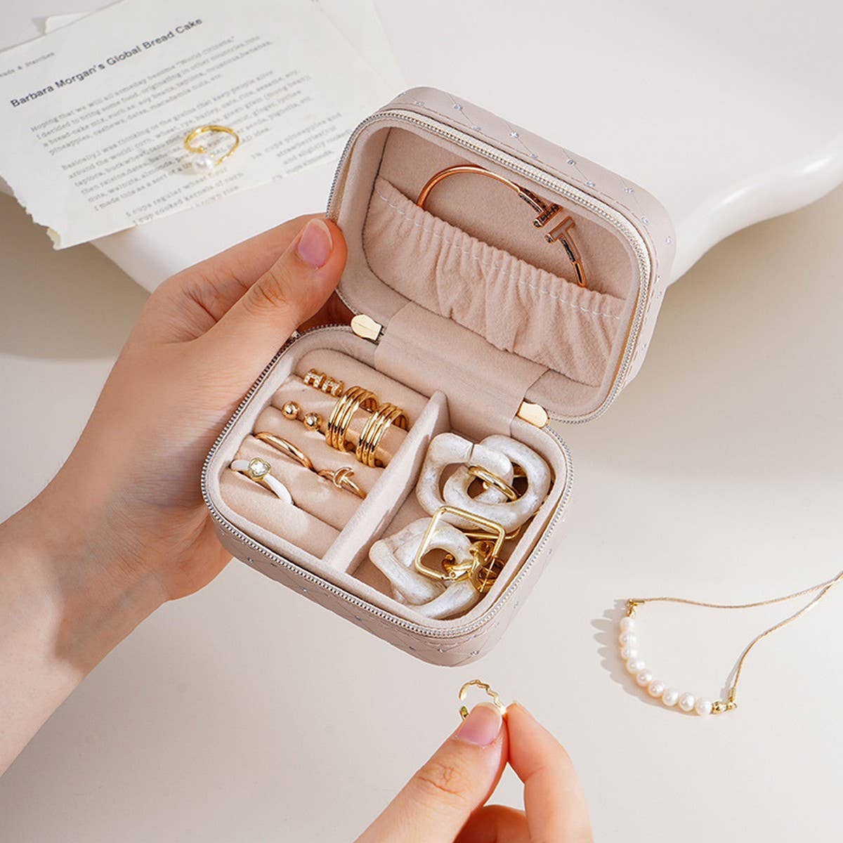 CREATIVE MINI PORTABLE TRAVEL JEWELRY STORAGE BOX_CWAJE1546