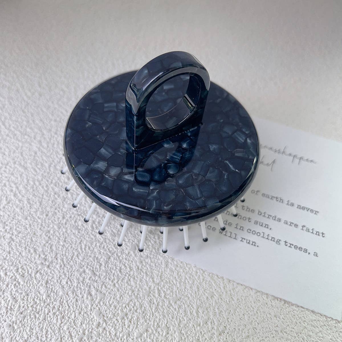 SIMPLE AND PORTABLE MASSAGE COMB_CWMM1083