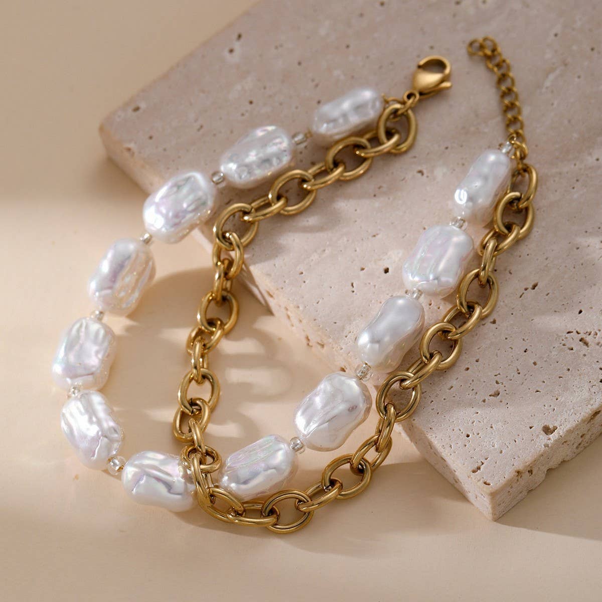 STAINLESS STEEL GOLD PLATED VINTAGE PEARL BRACELET_CWMM3723