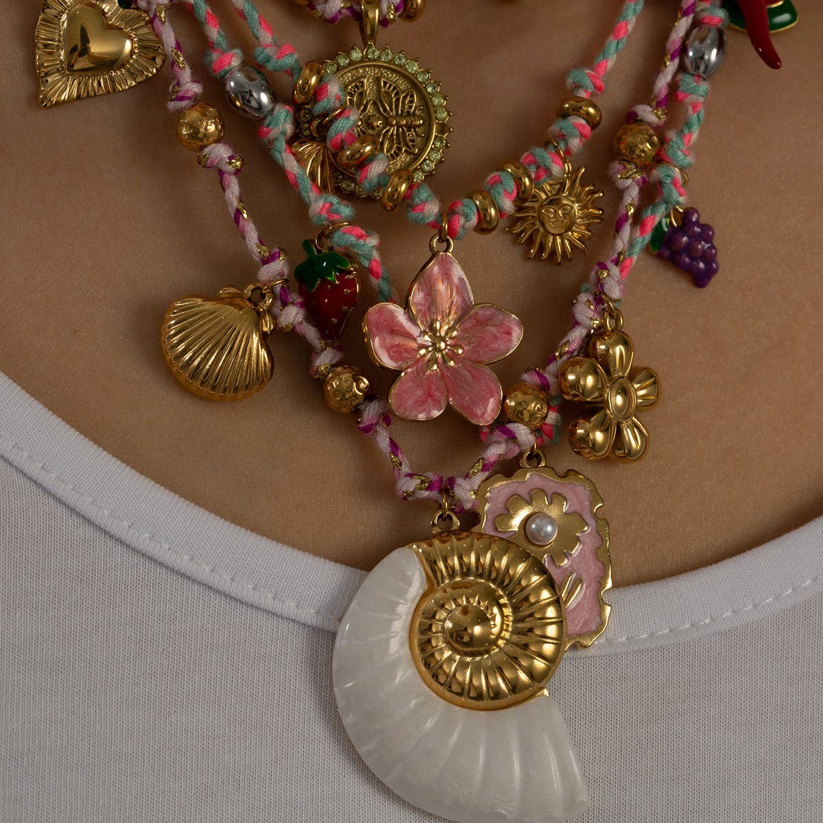 HANDMADE COTTON ROPE NECKLACE WITH SHELL CHARMS_CWMM8811