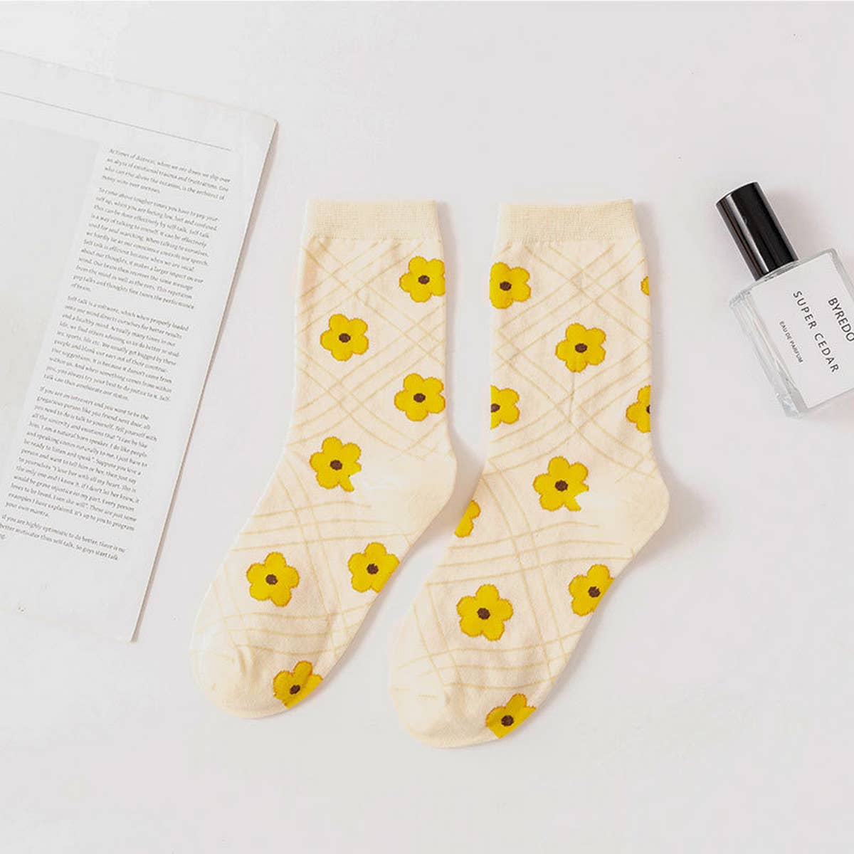 SWEAT ABSORBENT AND BREATHABLE SWEET FLOWER SOCKS_CWMS0975