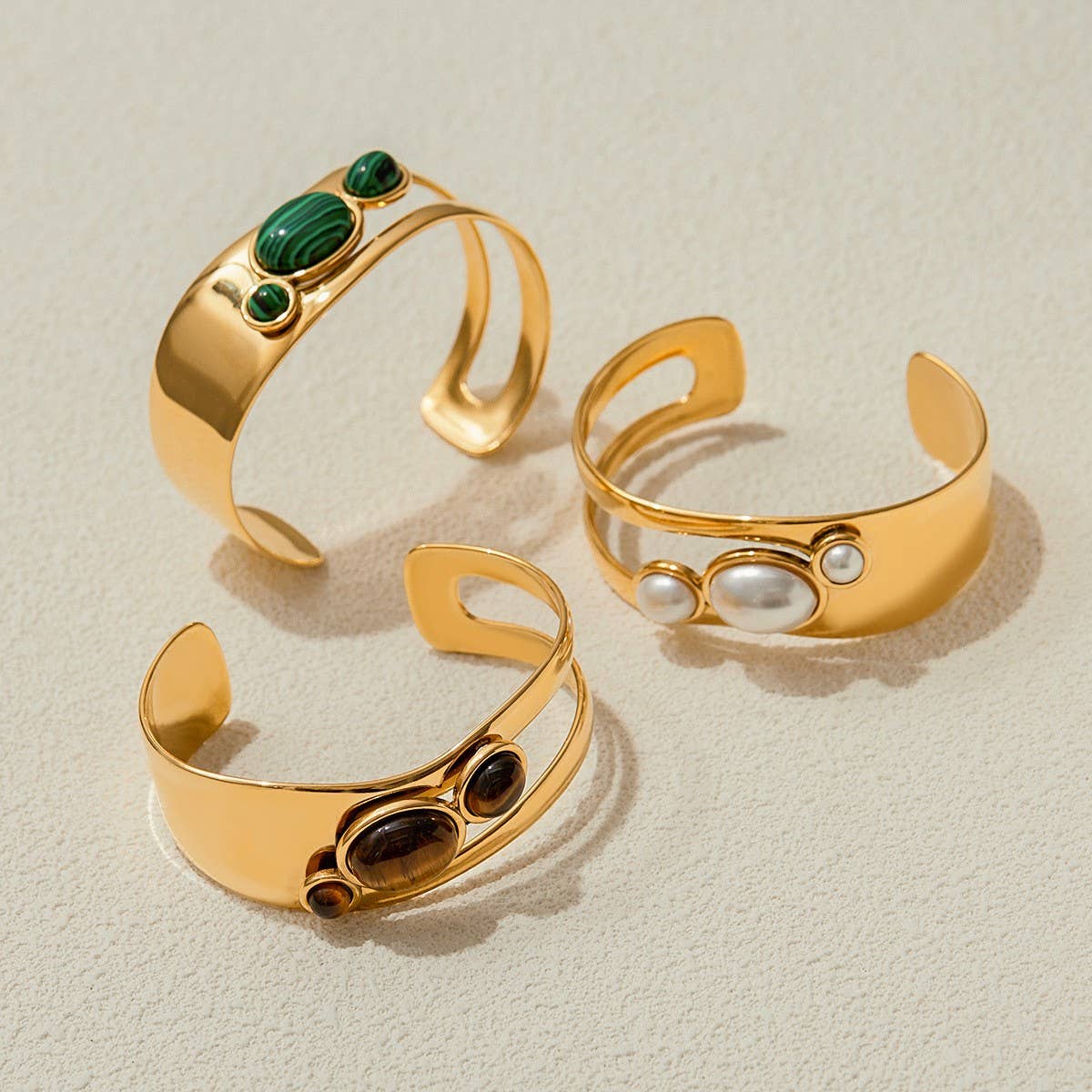 HOLLOW PEARL STONE OPEN CUFF IN STAINLESS STEEL_CWAJE4632