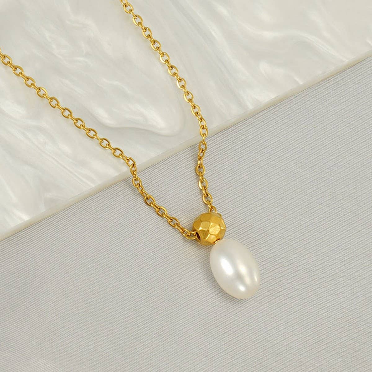 STAINLESS STEEL PLATED 18K GOLD PEARL NECKLACE_CWAJE0696