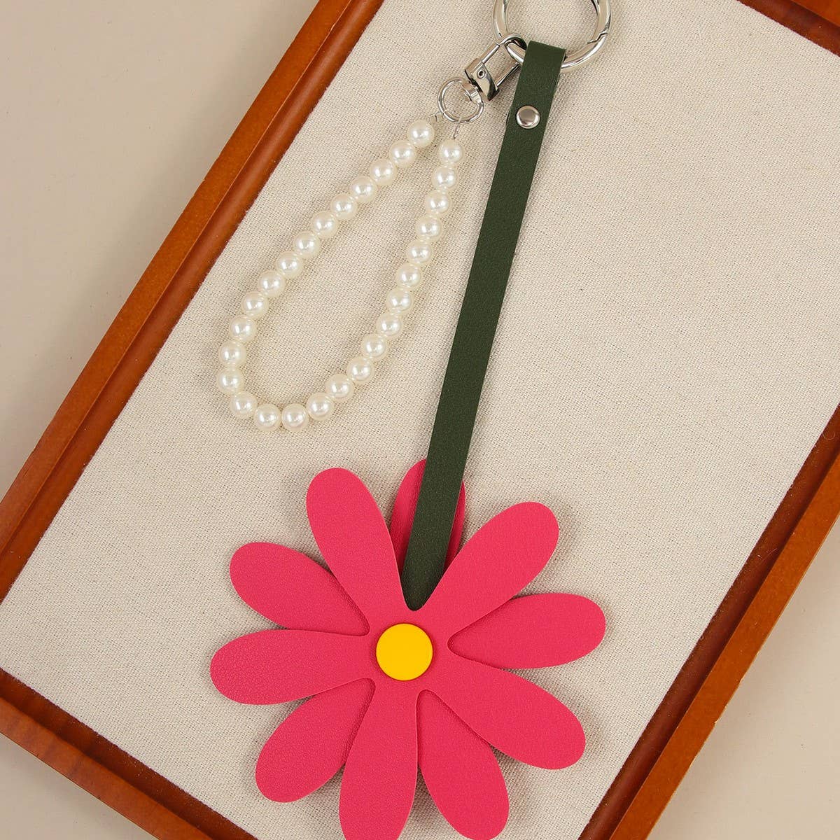 CUTE PU DAISY PEARL CHAIN FLOWER KEYCHAIN CHARM_CWMM7877