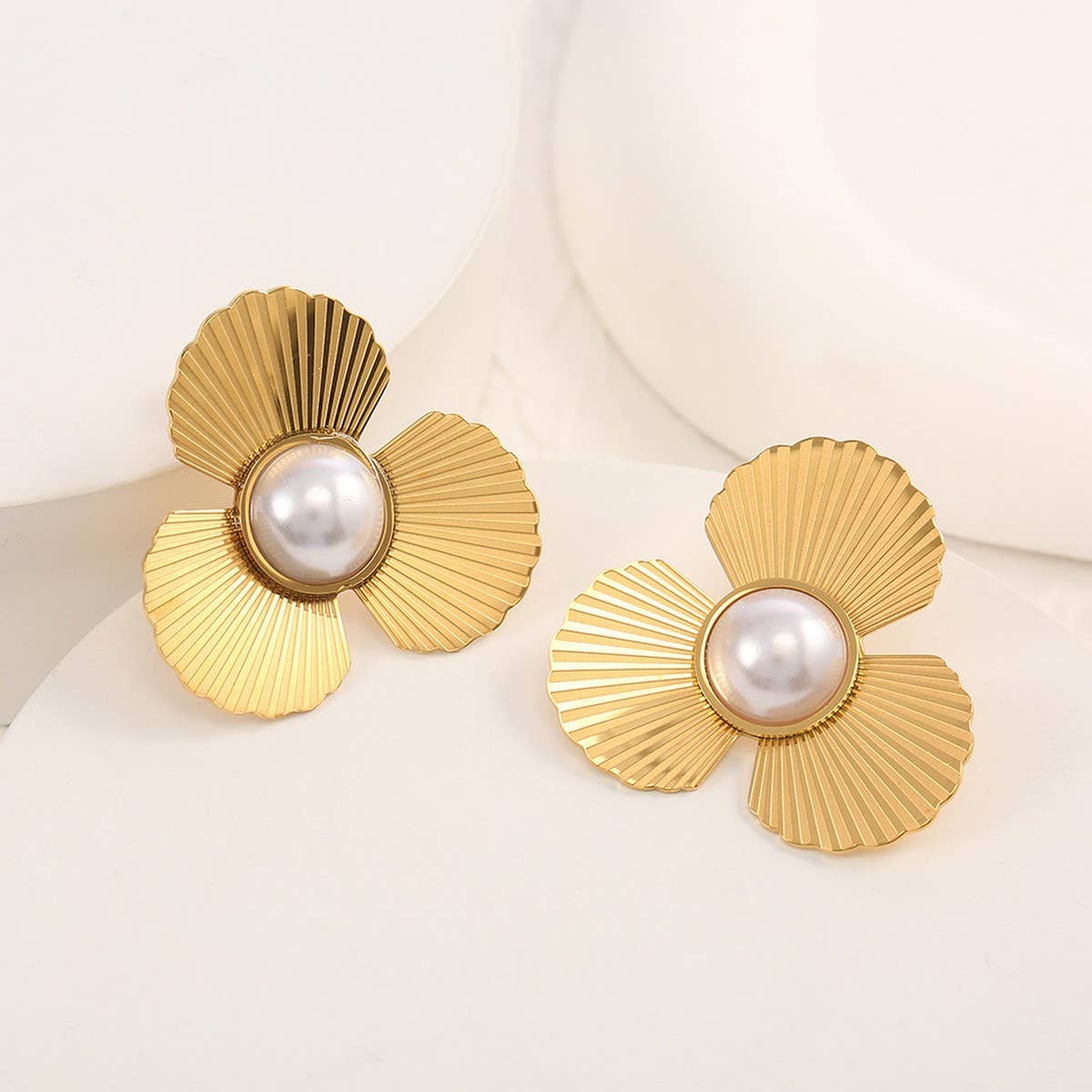 MINIMALIST PEARL FLOWER 18K TITANIUM STUD EARRINGS_CWMM8928
