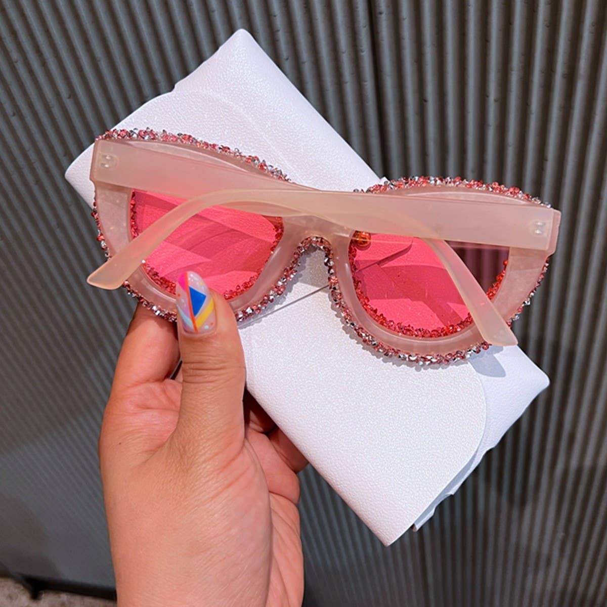 LARGE FRAME CAT EYE SUNGLASSES WITH DIAMONDS_CWASG0822