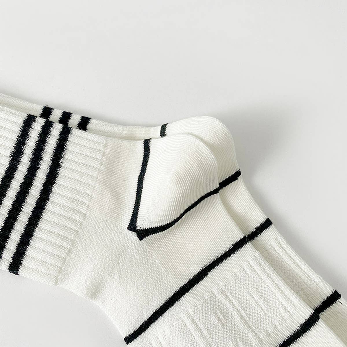 BLACK AND WHITE STRIPED MESH COTTON SOCKS_CWMS0956