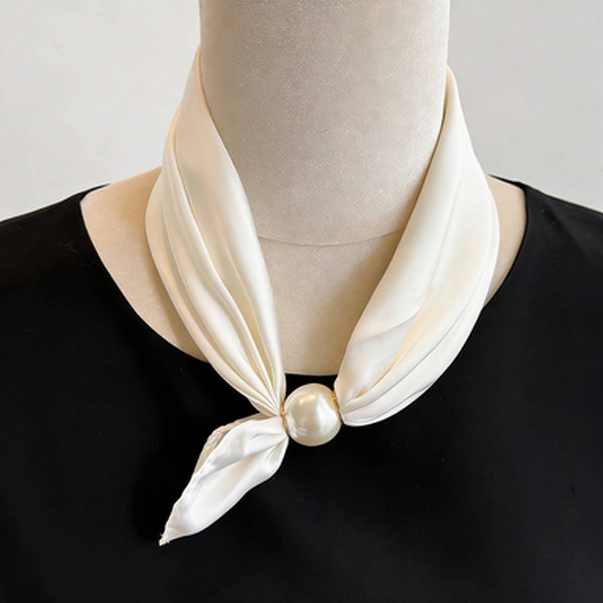 Ivory Pearl Magnetic Skinny Neck Scarf_Cwasc03933
