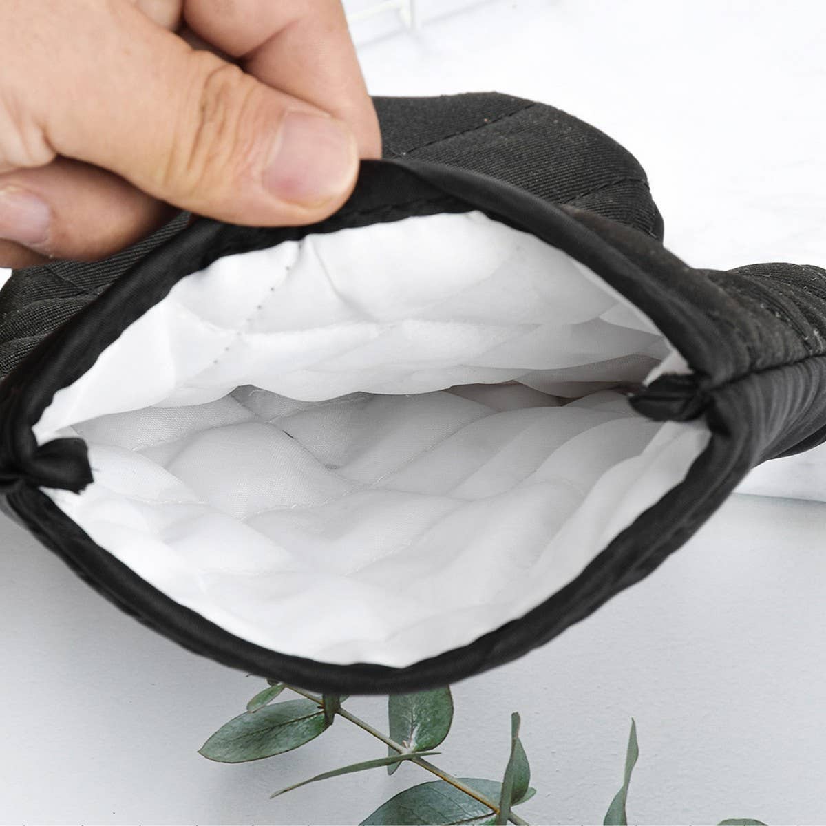 A PAIR OF HEAT RESISTANT BAKING GLOVES_CWMM1452