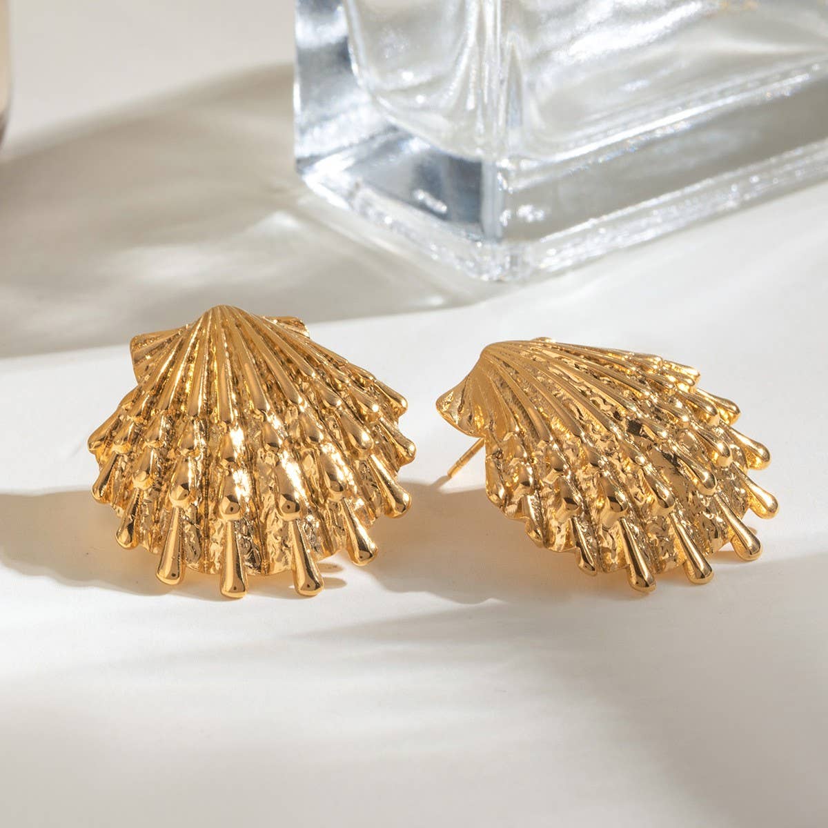 18K GOLD OCEAN STYLE SHELL RIBBED EARRINGS_CWASC1665