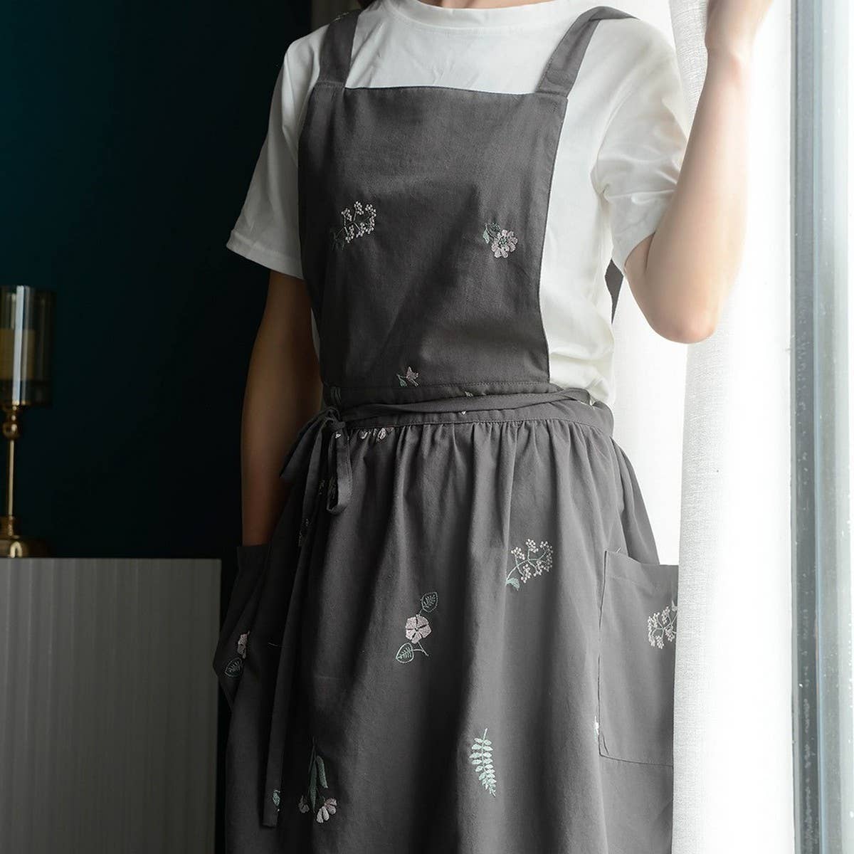 FLOWERS EMBROIDERED COTTON LINEN APRON WITH POCKETS_CWMM3290