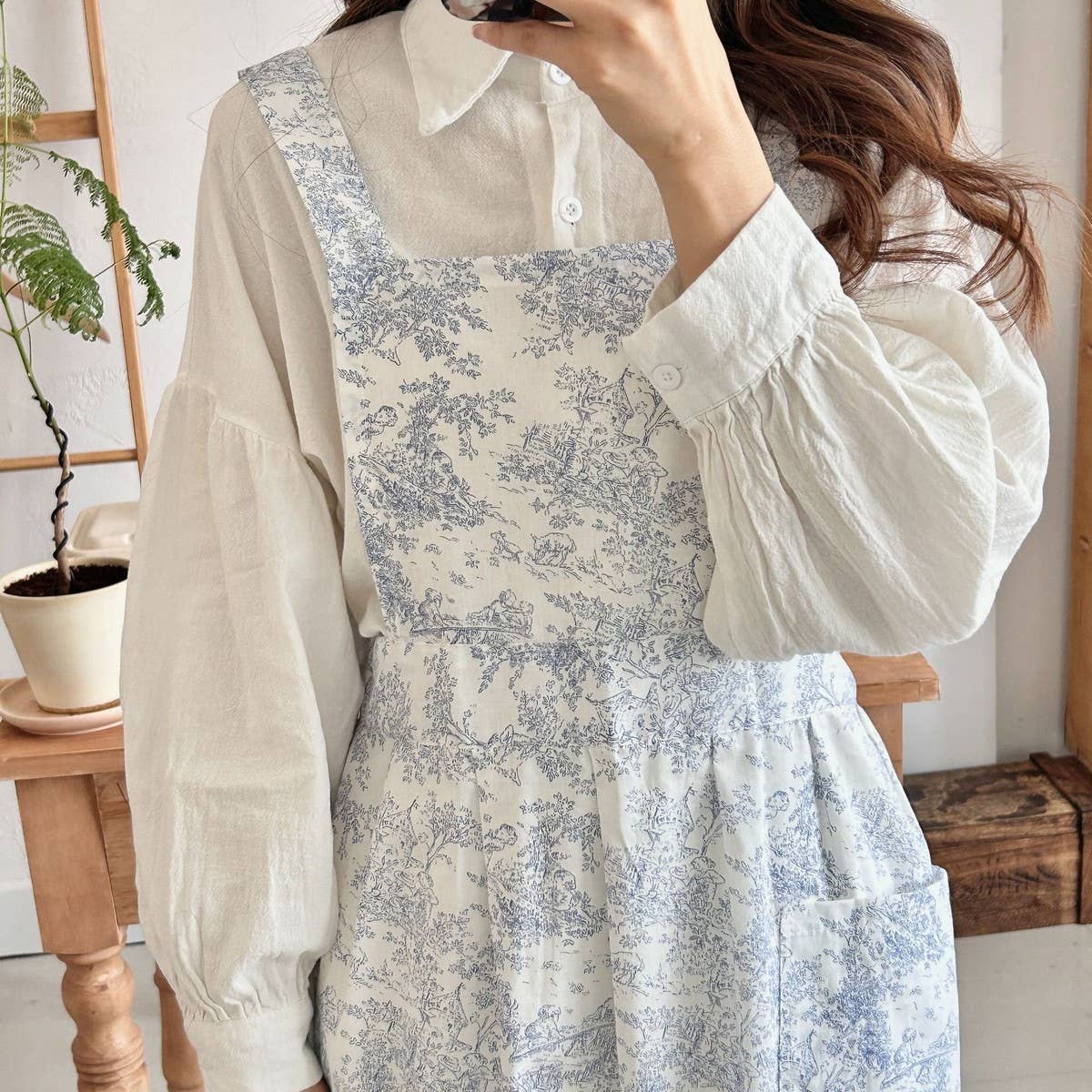 BLUE INK FISHTAIL COTTON LONG APRON_CWMM5793