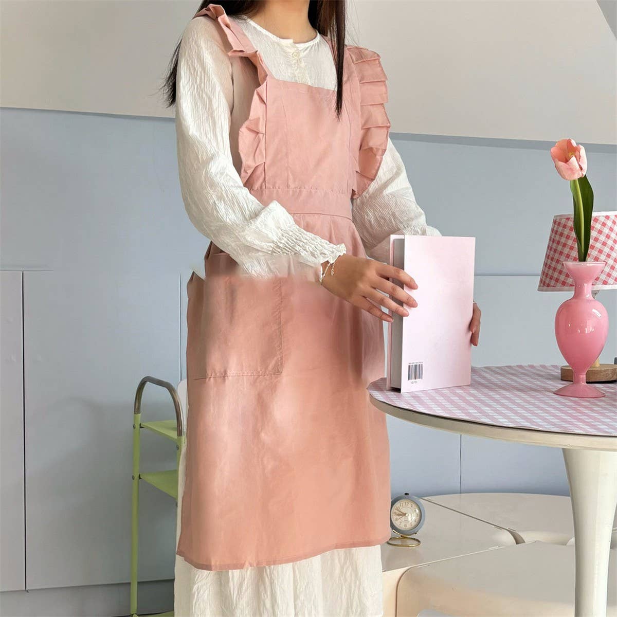 Water-Resistant Nylon Floral Ruffle Cross Apron_Cwmm5802