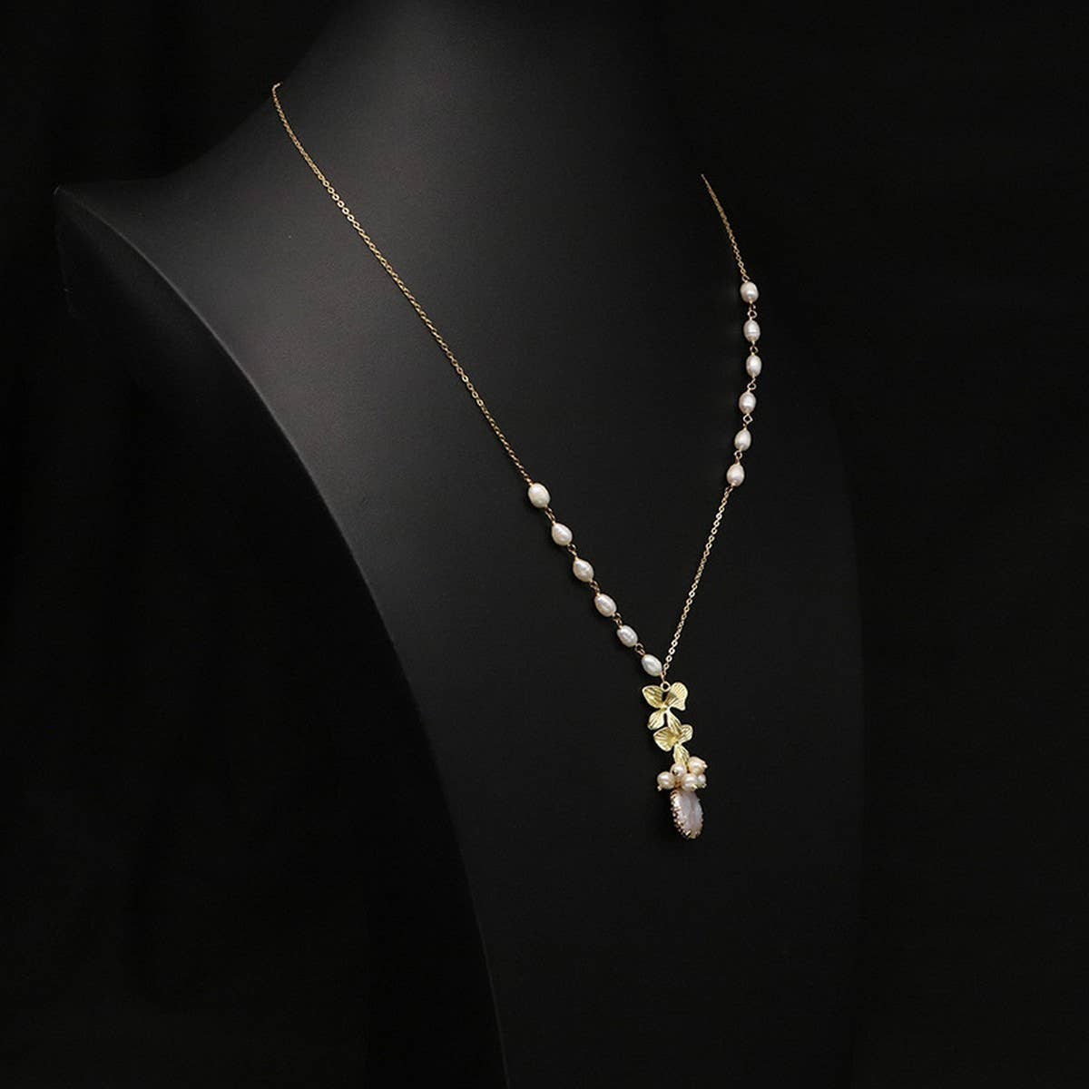 Womens Versatile And Elegant Pearl Necklace
