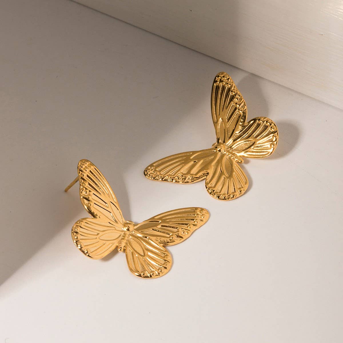 BUTTERFLY GOLD VINTAGE HOLLOW EARRINGS_CWAJE1378