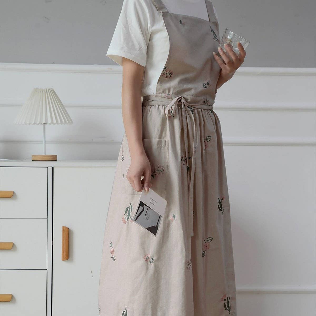 FLOWERS EMBROIDERED COTTON LINEN APRON WITH POCKETS_CWMM3290