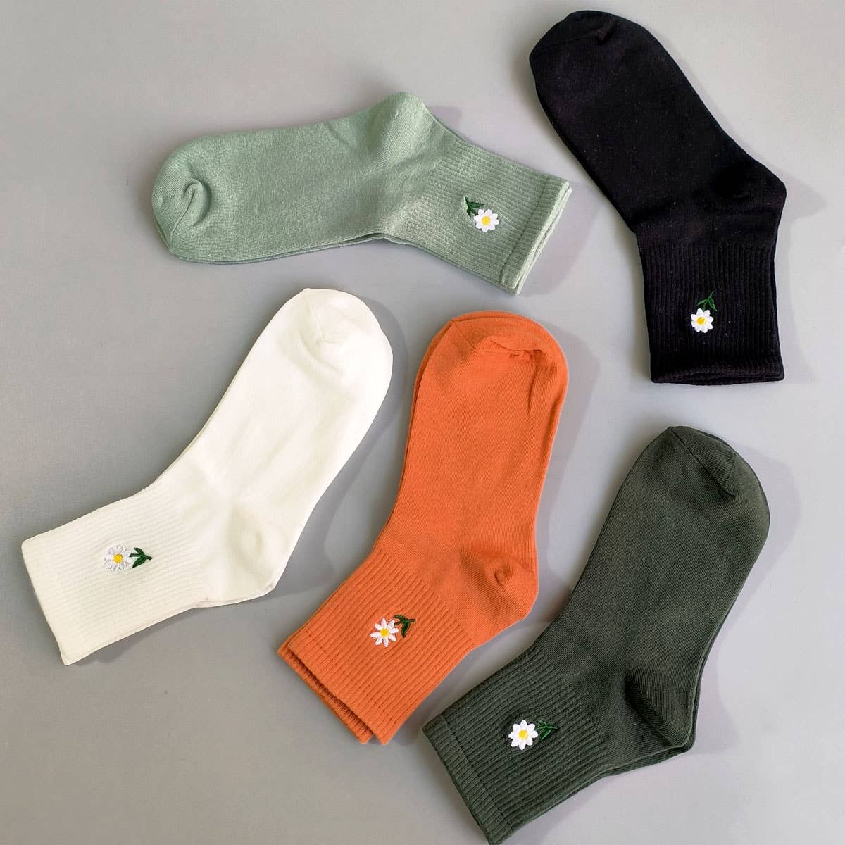 SOLID COLOR DAISY SOCKS COTTON MID CALF STYLE_CWMS088
