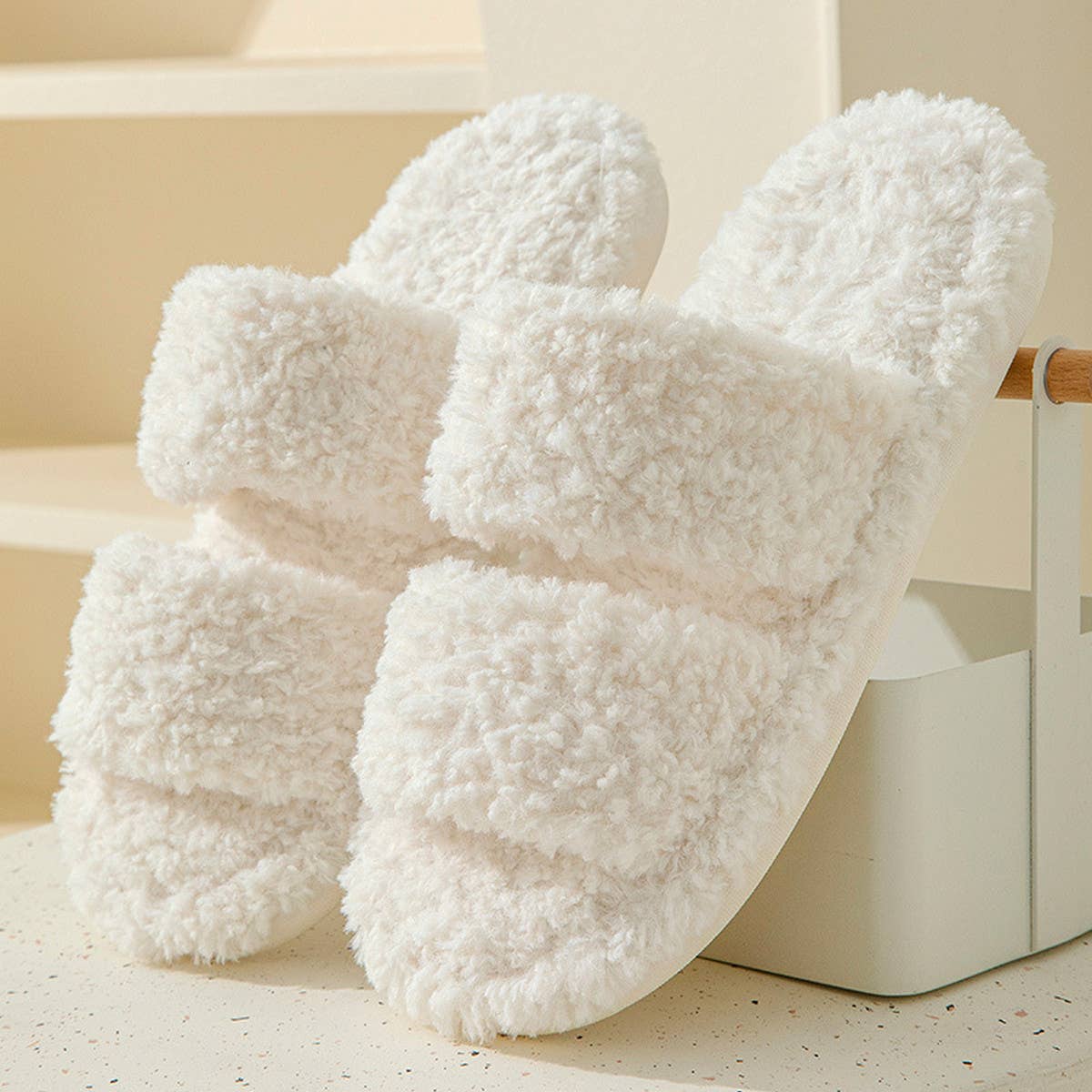 HOME CURLY INDOOR OPEN FUR SLIPPERS_CWSHS0825