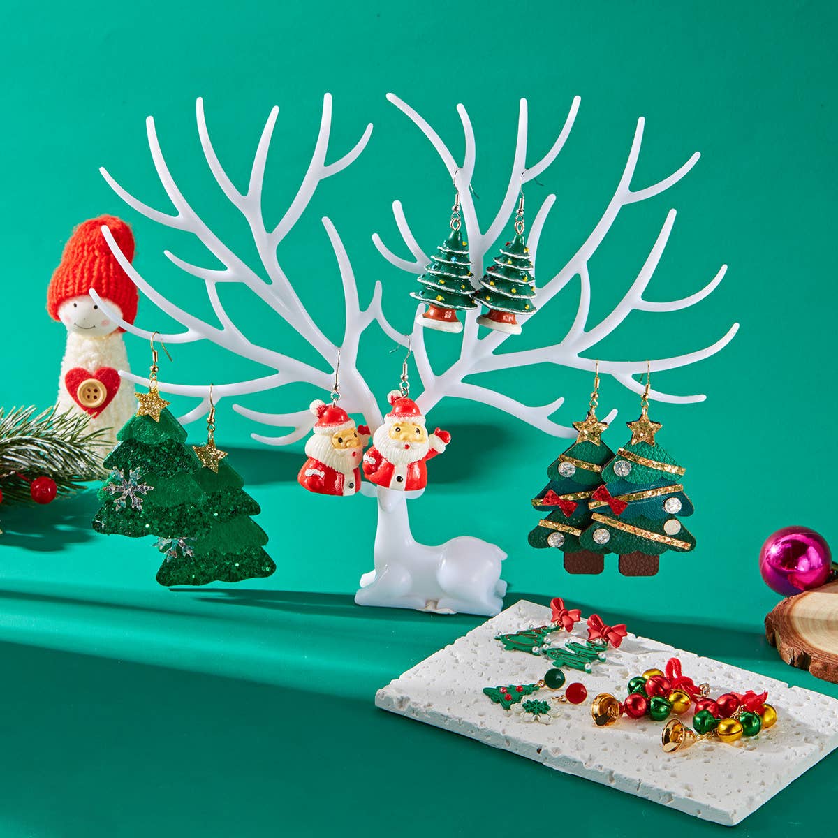 CHRISTMAS TREE SNOWFLAKE EARRINGS_CWAJE2397