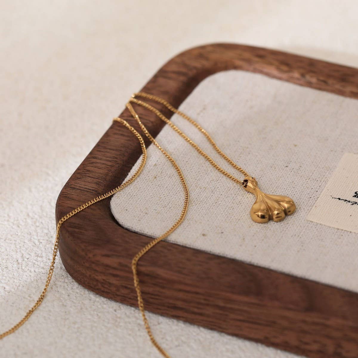 SMALL SKIRT FAN SHAPED TEARDROP NECKLACE_CWMM5585