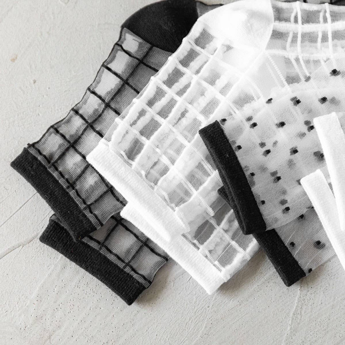 BLACK AND WHITE JACQUARD TRANSPARENT MID TUBE SOCKS_CWMS0414