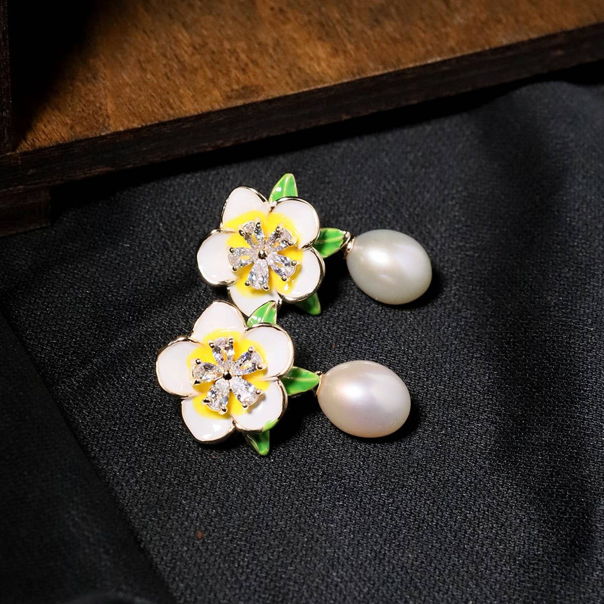 NEW RETRO SWEET DESIGN CAMELLIA PEARL EARRINGS_CWAJE3779