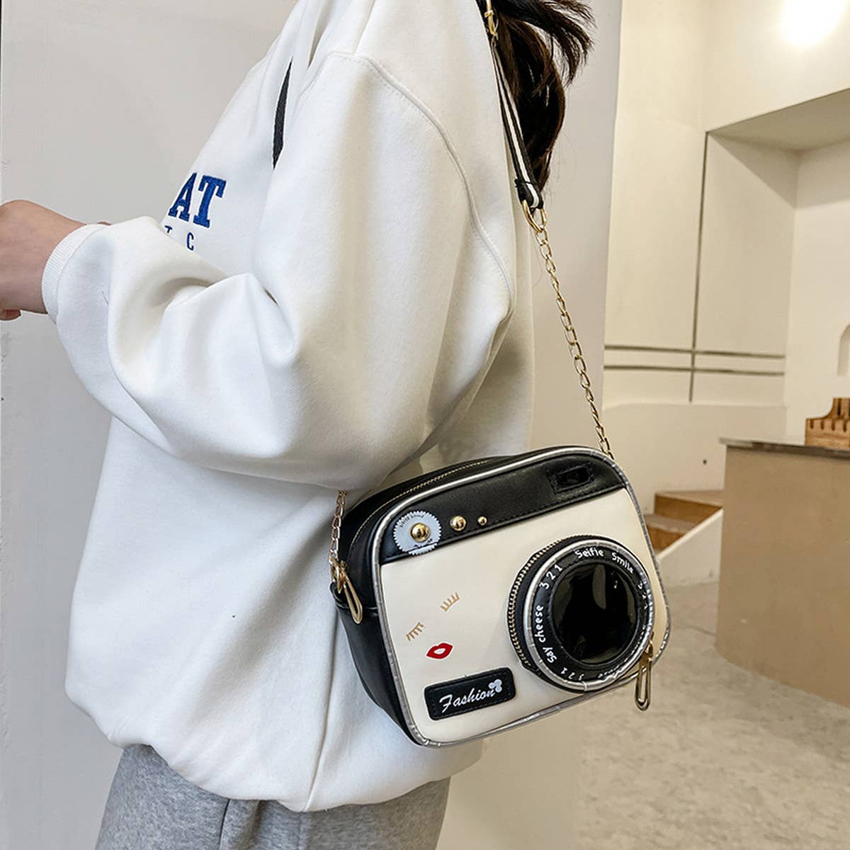 CAMERA SHAPED SHOULDER BAG_CWAB1001