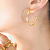 18K GOLD PLATED TWISTED C TYPE STUD EARRINGS_CWAJE0558