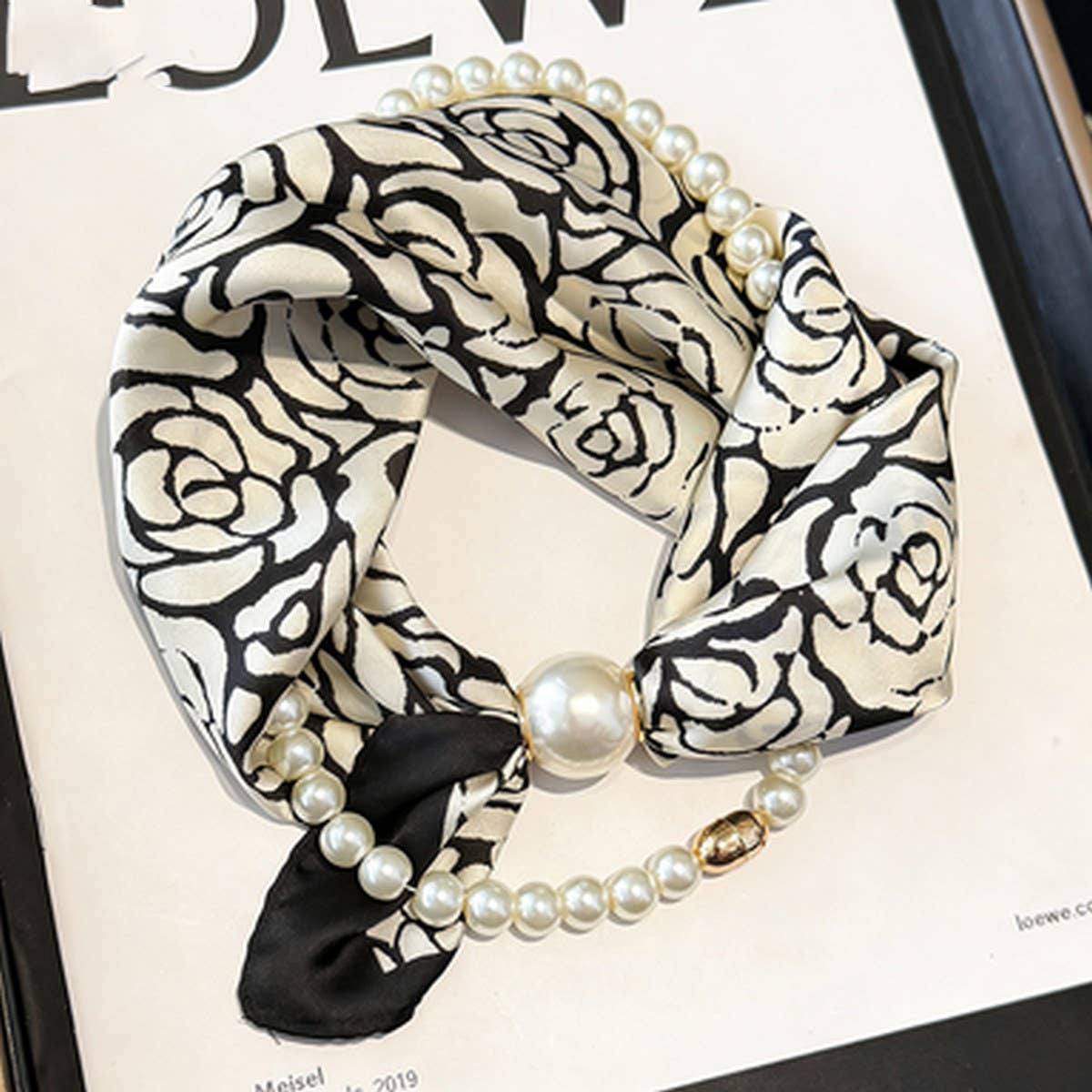 Ivory Pearl Magnetic Skinny Neck Scarf_Cwasc03933
