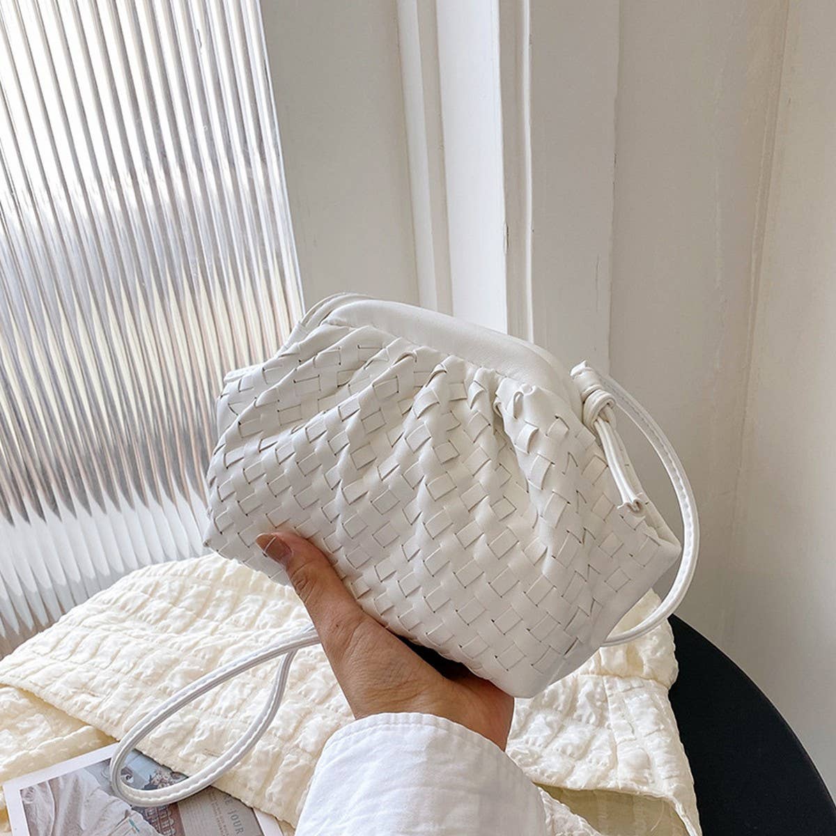 SIMPLE AND VERSATILE WOVEN CLOUD BAG_CWAB3331