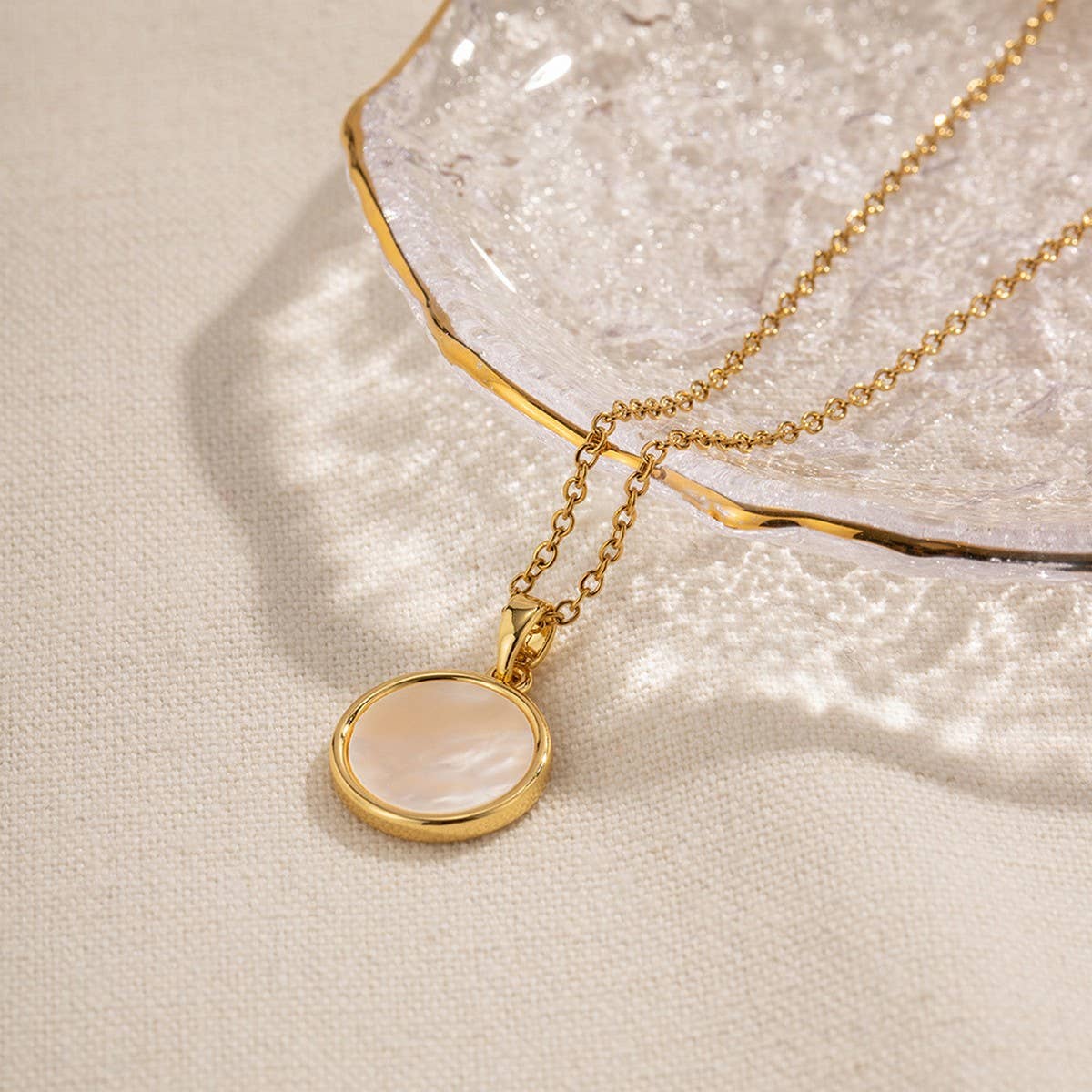 COLD STYLE SHELL ROUND PENDANT NECKLACE_CWAJE1439