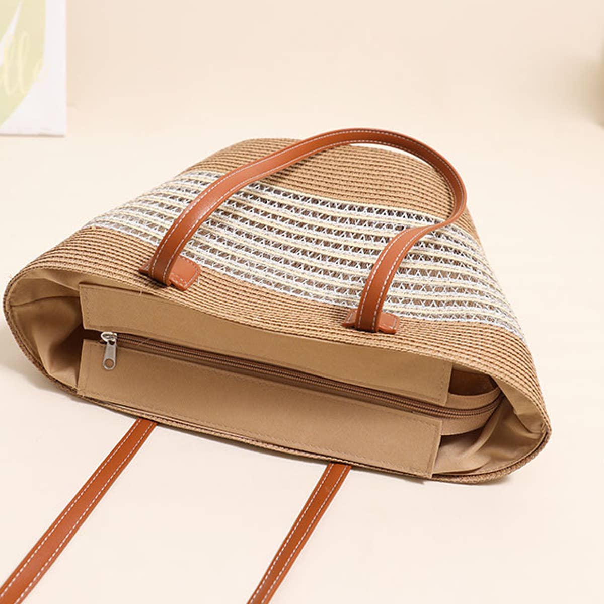 HOLLOW STRIPED ONE SHOULDER BEACH STRAW BAG_CWAB1867