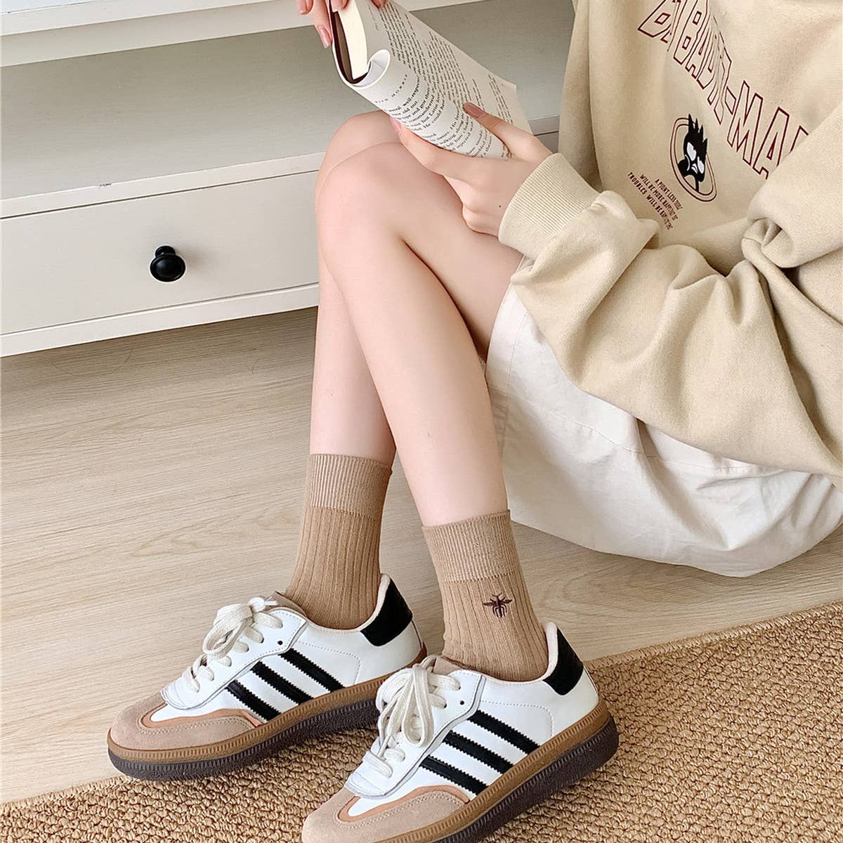 EMBROIDERED MID CALF VERTICAL KNITTED PILE SOCKS_CWMS0944