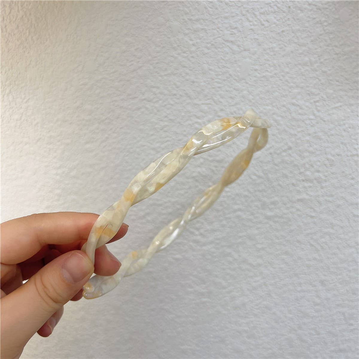Small Twisted Hairband For Everyday Wear_Cwaha07130