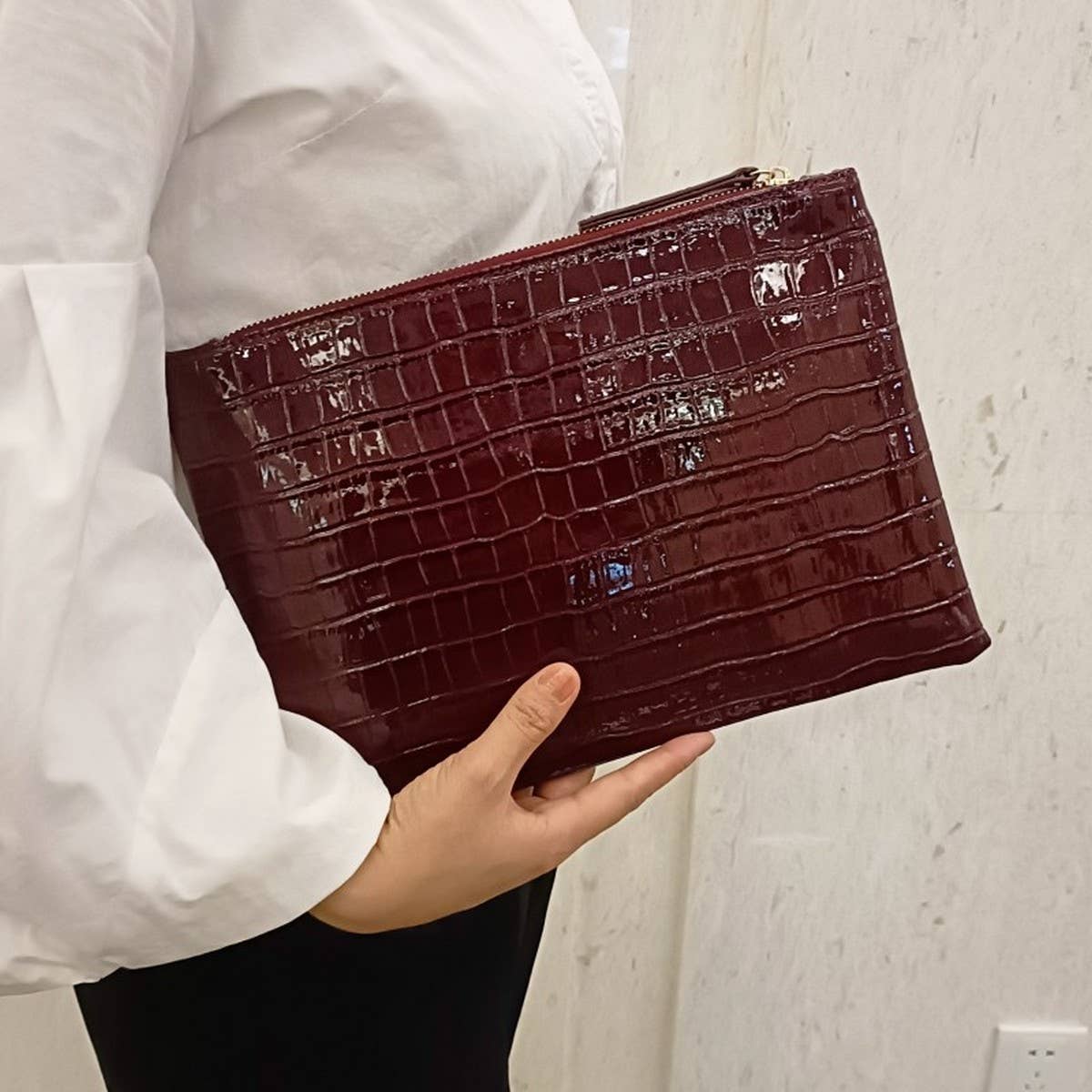 CROCODILE PATTERN GLOSSY HANDBAG_CWAB1379