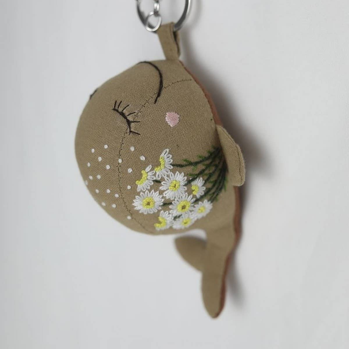 HAND EMBROIDERED WHITE FLOWER WHALE PLUSH CHARM_CWMM6020
