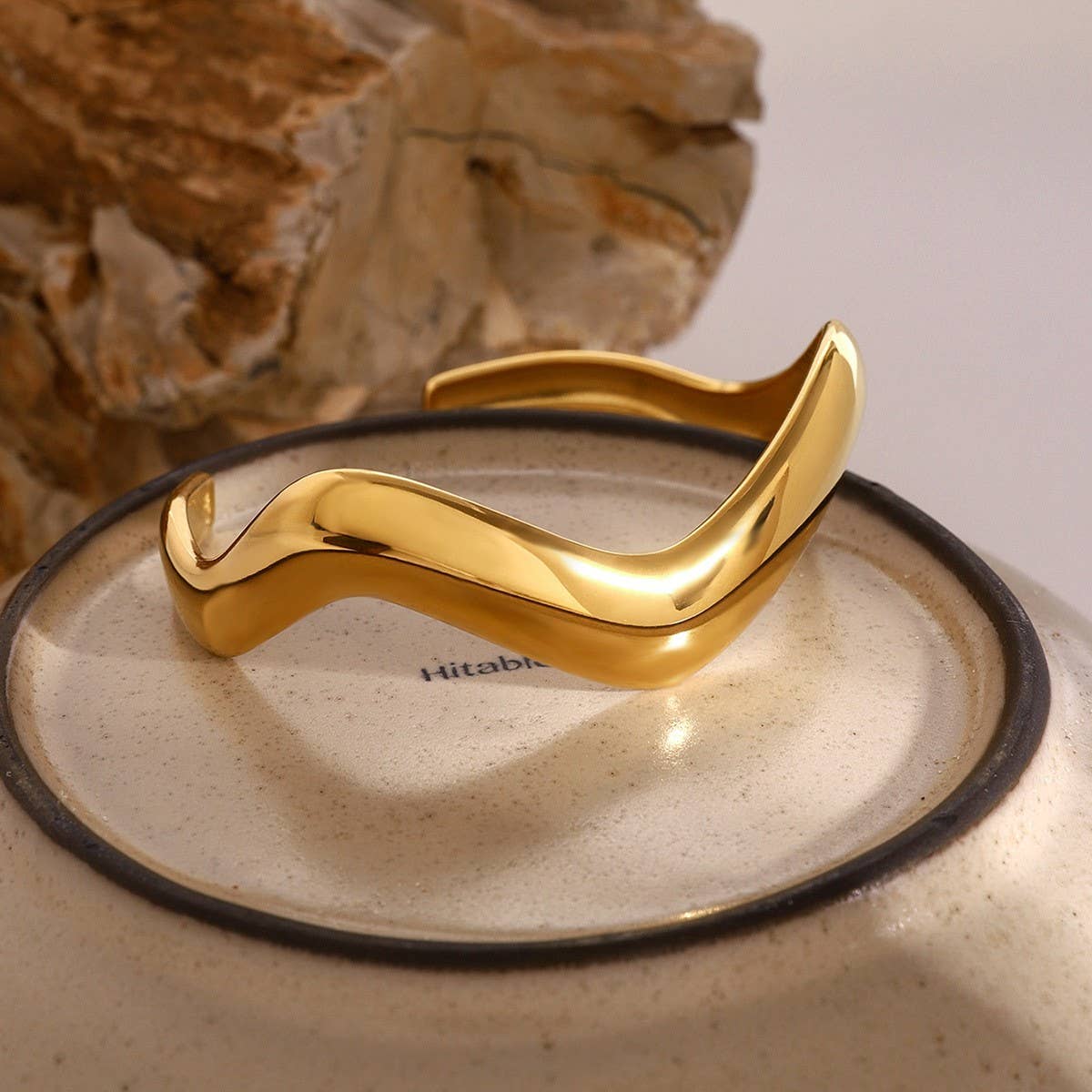 MINIMALIST WAVY POLISHED OPEN CUFF IN 18K STEEL_CWAJE4898