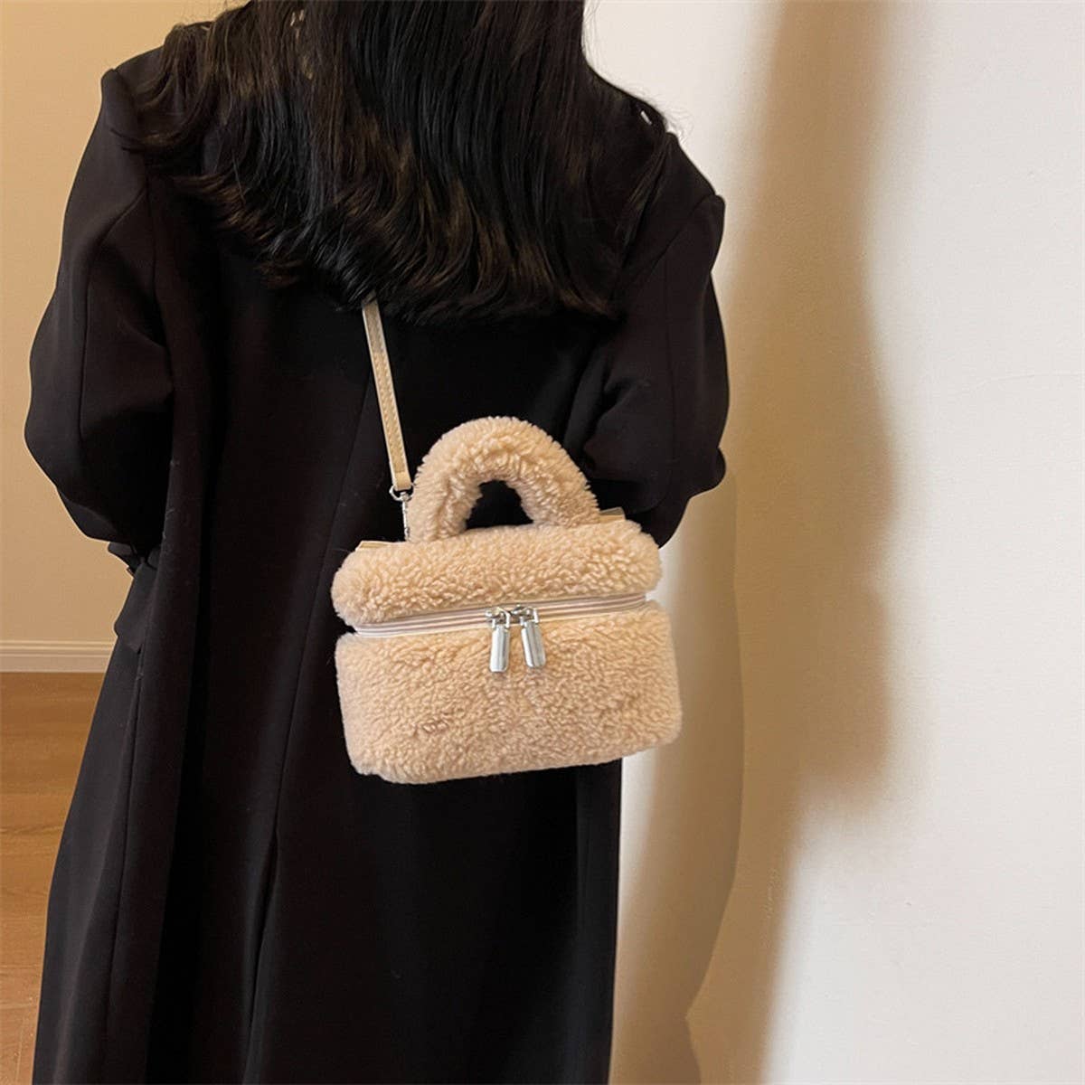 Winter One-Shoulder Crossbody Lamb Plush Bag_Cwab3924