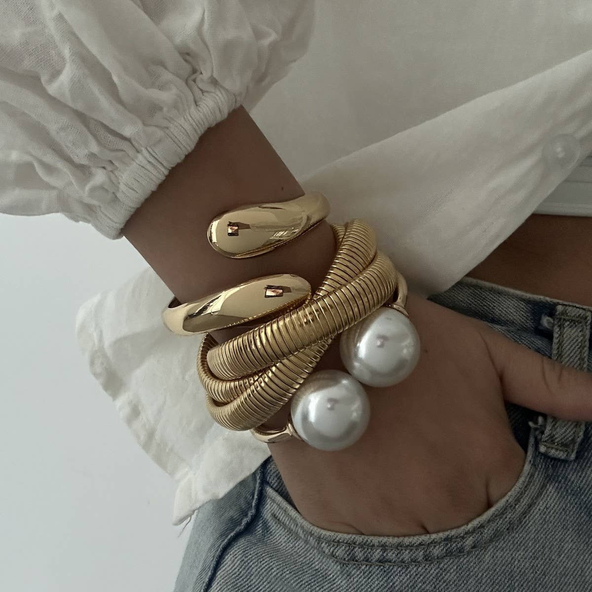 FASHIONABLE OPEN METAL DESIGN BRACELET_CWMM3079