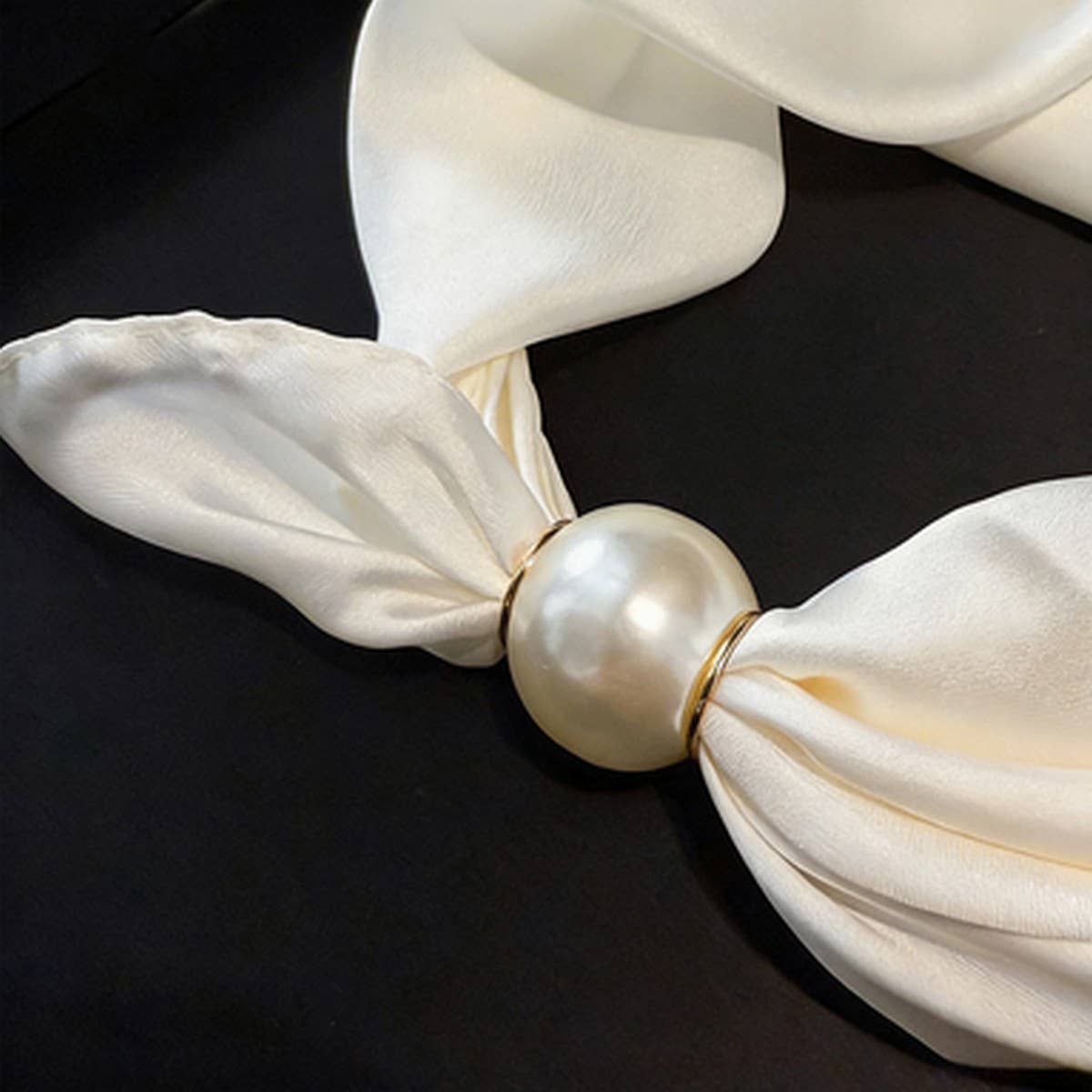 Ivory Pearl Magnetic Skinny Neck Scarf_Cwasc03933