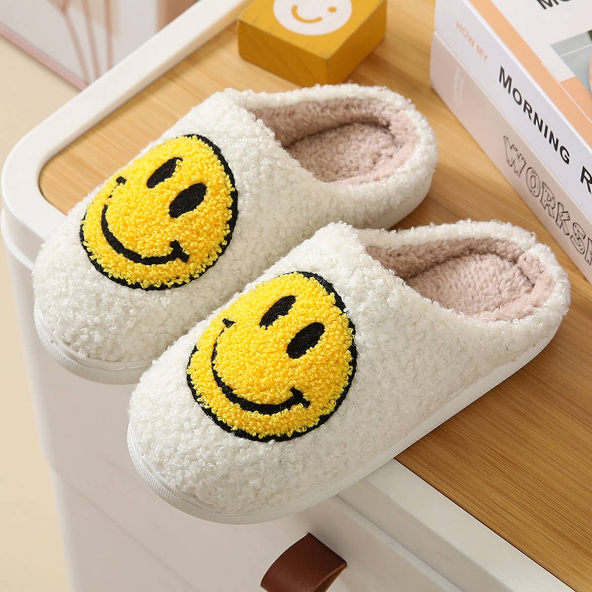 CUTE CARTOON SMILING FACE FABRIC SLIPPERS_CWSHS0254