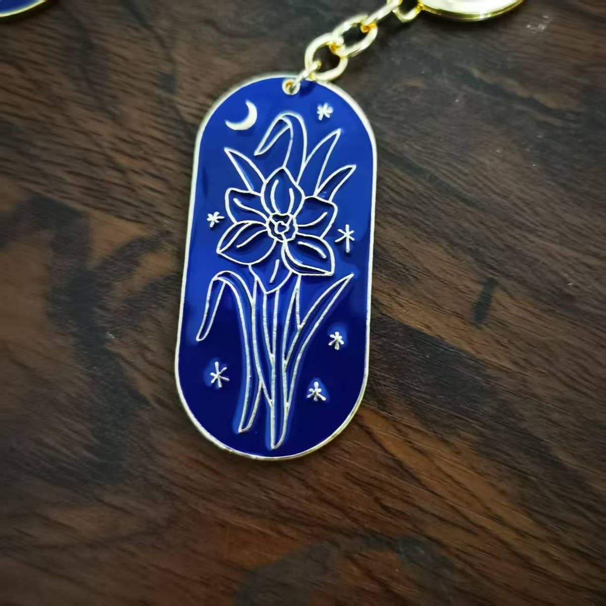BOTANICAL ENAMEL KEYCHAIN WITH BIRTH FLOWER_CWMM9838