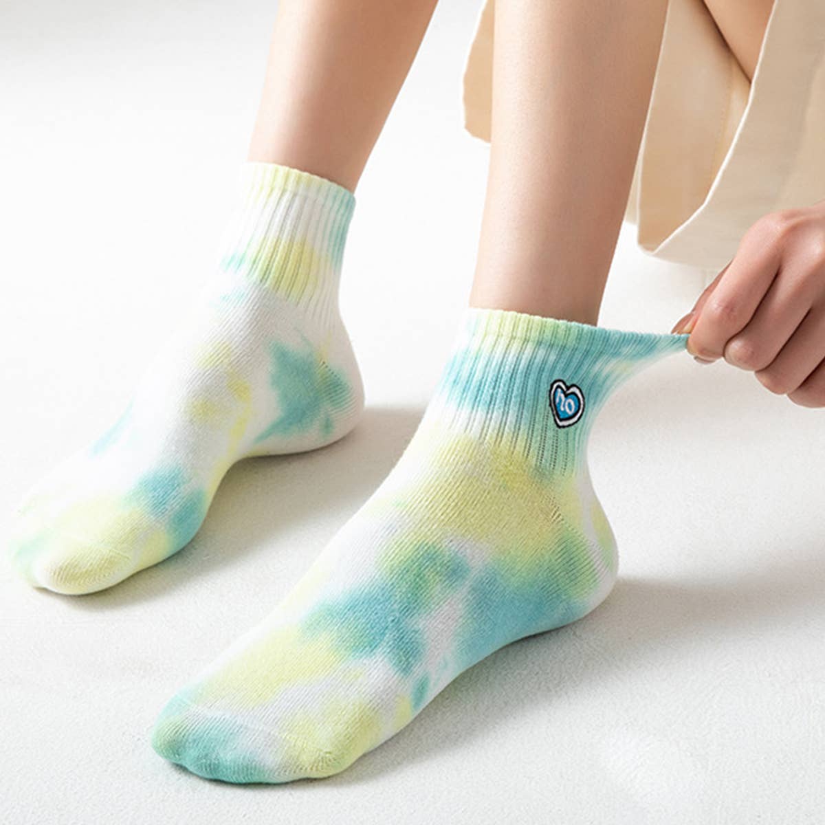Tie-Dyed Love Embroidery Sports Socks_Cwms0247